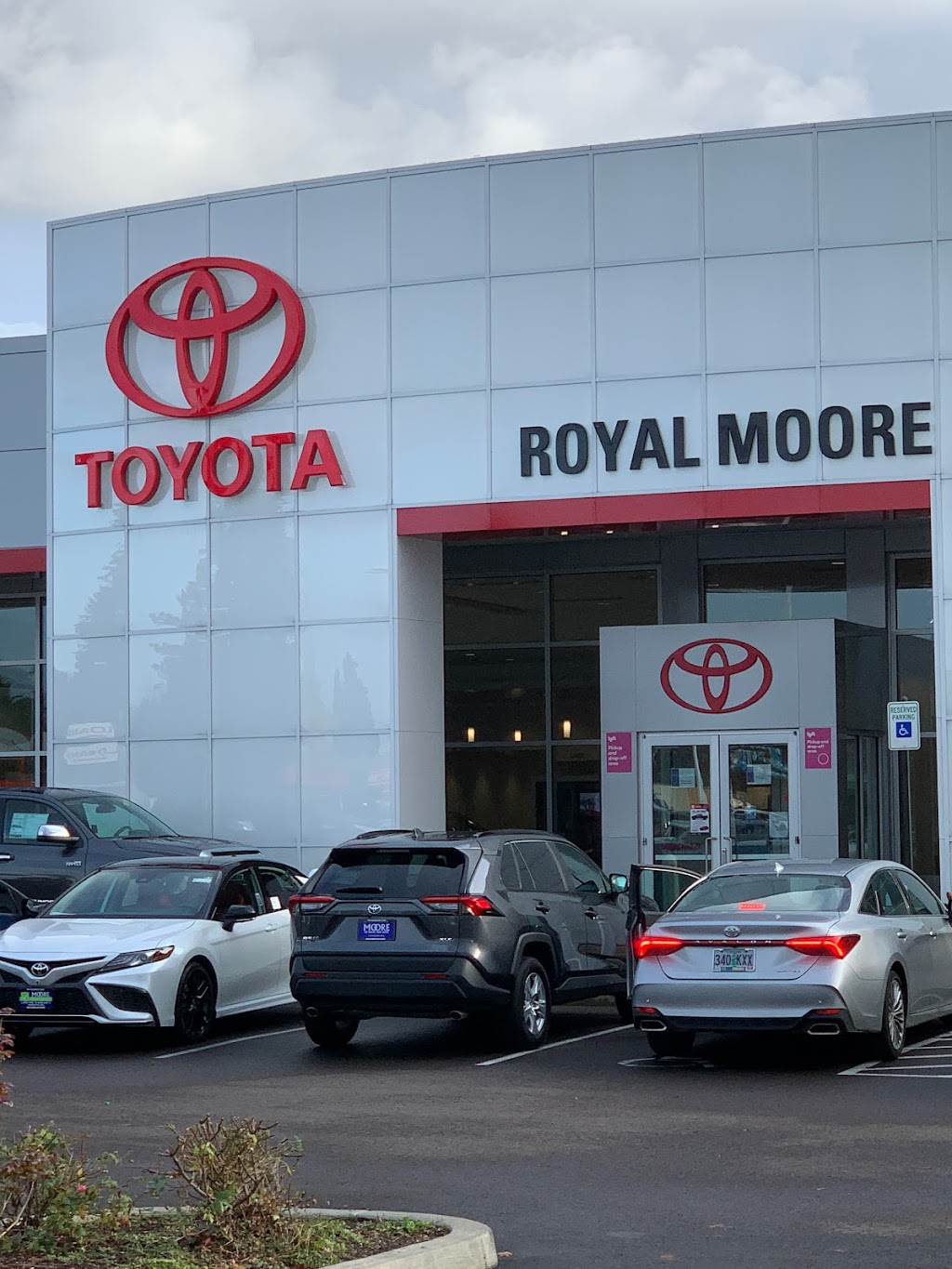 Royal Moore Toyota | 1415 SE River Rd, Hillsboro, OR 97123, USA | Phone: (503) 648-3213