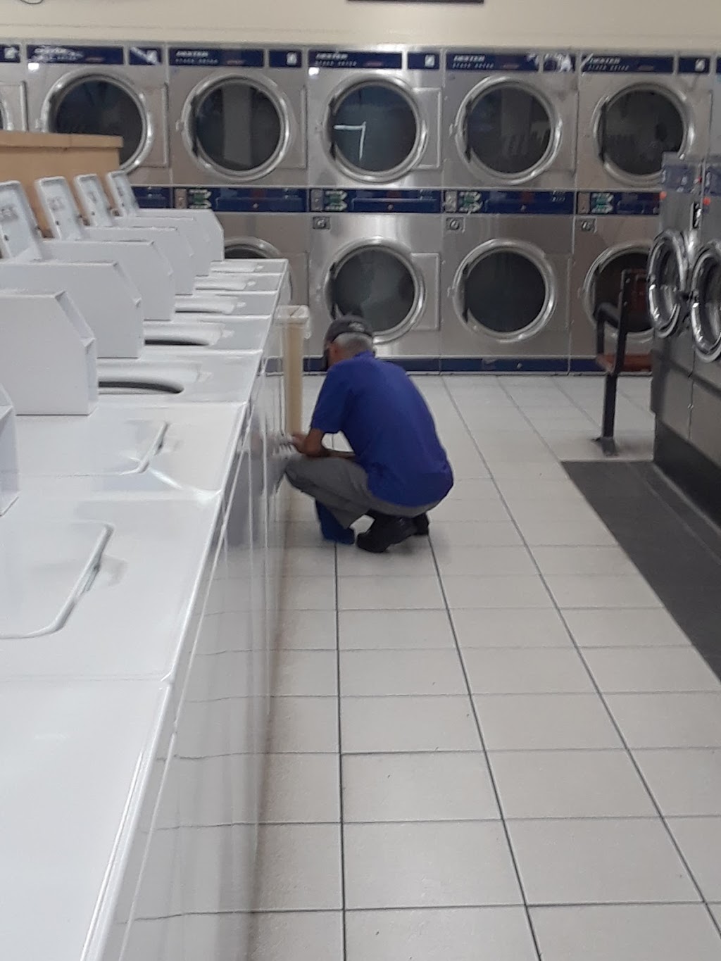 Neighborhood Laundromat | 811 W Vernon Ave, Los Angeles, CA 90037, USA | Phone: (323) 846-3627