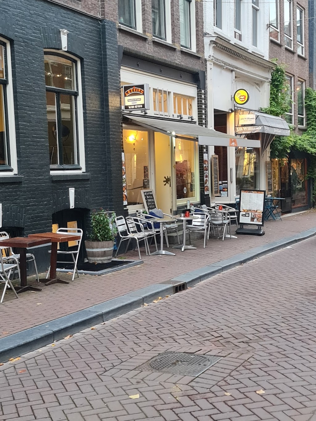 At Letting dutch, indian and surinamese restaurant in Jordan | Prinsenstraat 3, 1015 DA Amsterdam, Netherlands | Phone: 020 627 9393