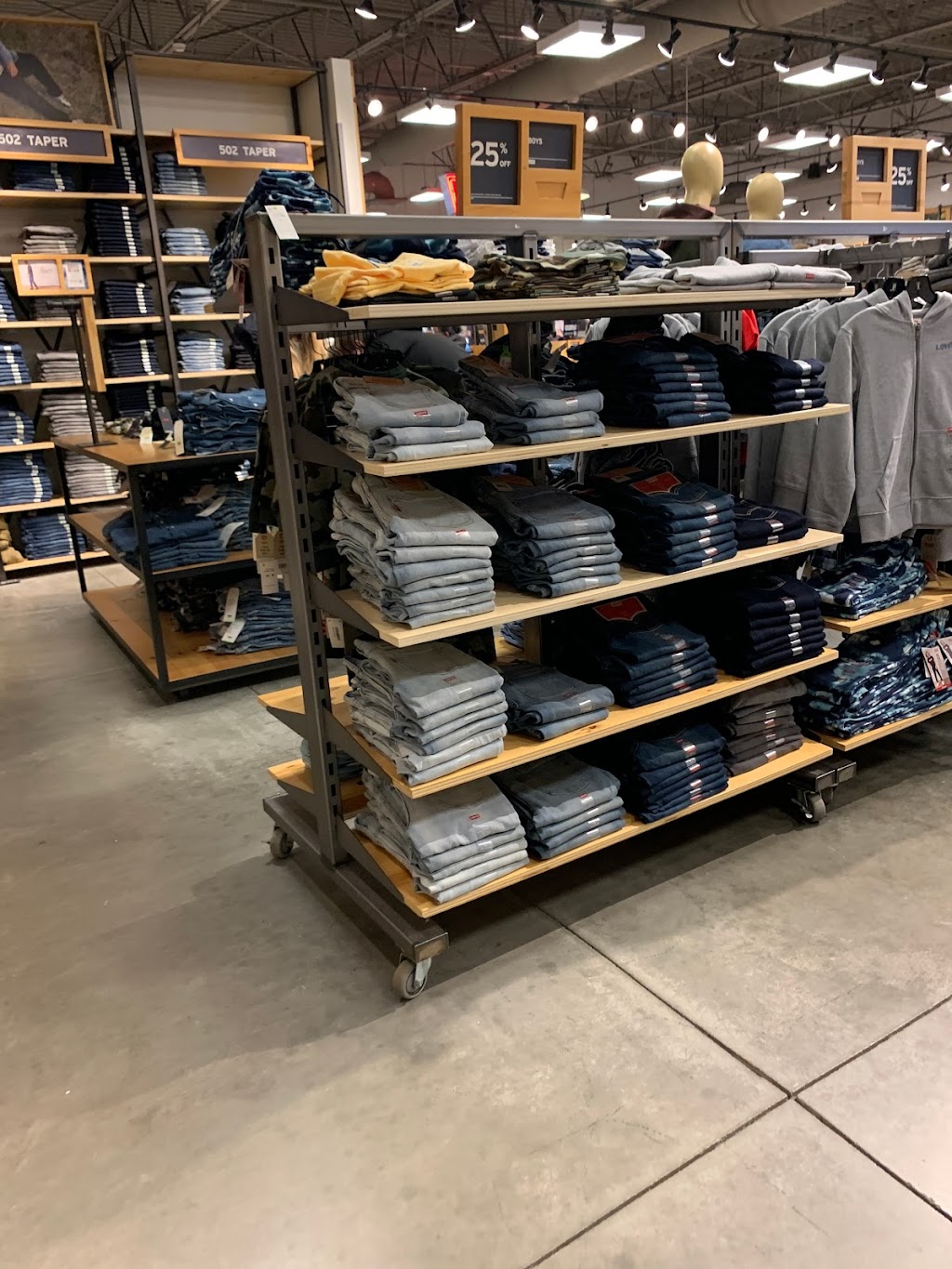 Levis Outlet Store | 1 Outlet Blvd Suite 125, Wrentham, MA 02093, USA | Phone: (508) 384-3097