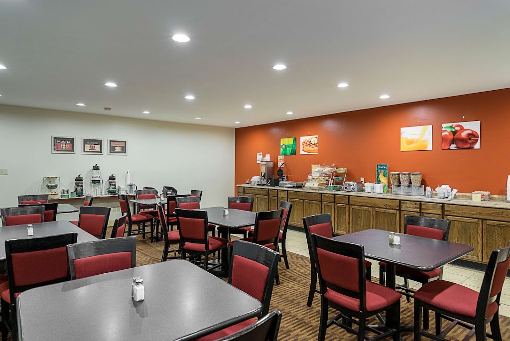 Quality Inn & Suites Skyways | 147 N Dupont Hwy, New Castle, DE 19720, USA | Phone: (302) 328-6666