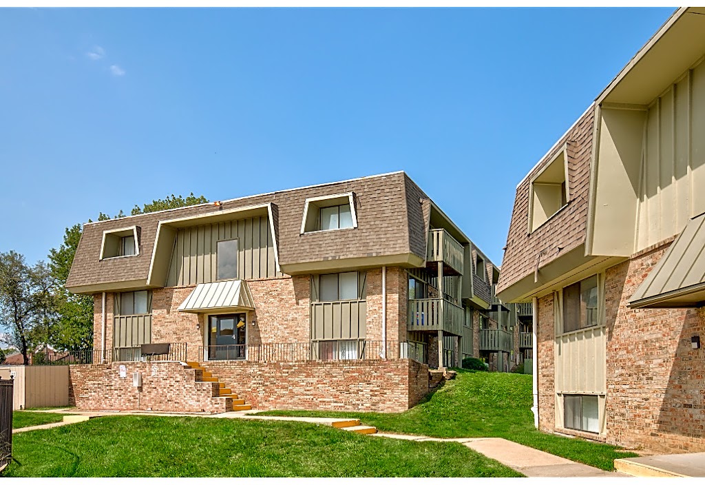 Knollwood Apartments | 4700 N Highland Ave, Kansas City, MO 64116, USA | Phone: (816) 454-1562