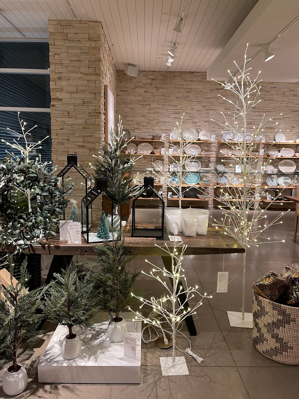 Crate & Barrel | 504 NJ-17, Paramus, NJ 07652, USA | Phone: (201) 986-2999