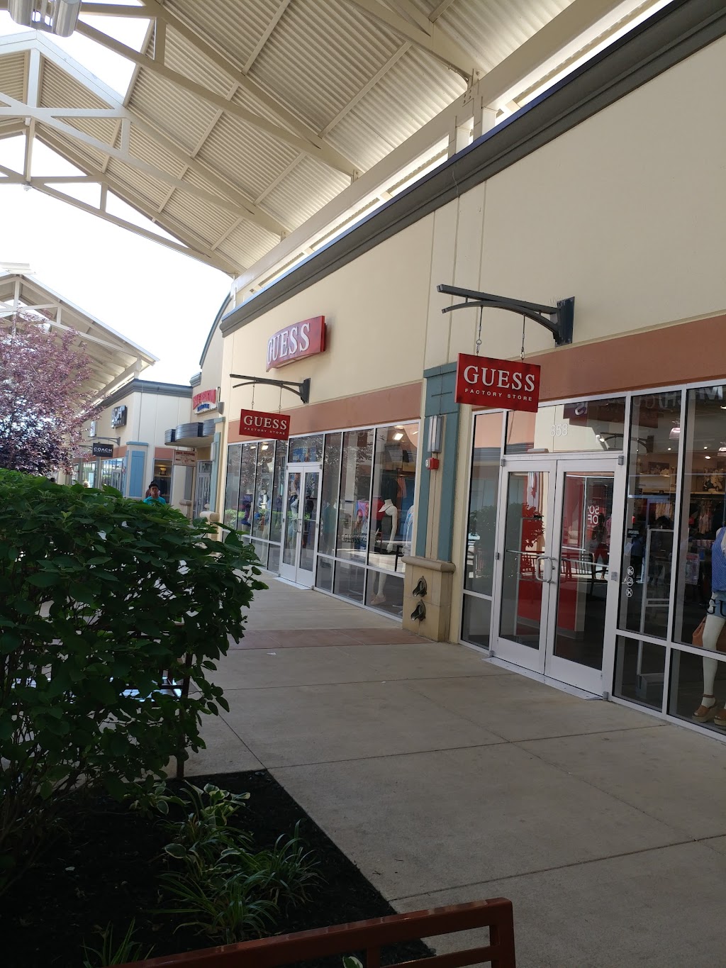 GUESS Factory | Cincinnati Premium Outlets, 858 Premium Outlets Dr, Monroe, OH 45050, USA | Phone: (513) 360-0276