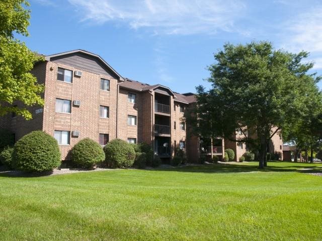 Eden Glen Apartments | 13670 Valley View Rd, Eden Prairie, MN 55344, USA | Phone: (952) 937-8337