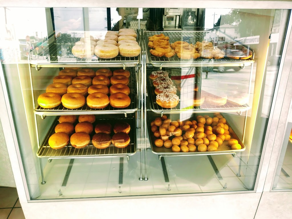 Moms Donut & Chinese Food To Go | 601 Silver Lake Blvd, Los Angeles, CA 90026, USA | Phone: (323) 665-9272