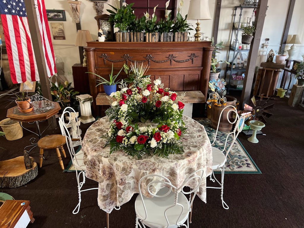 Halstead Floral at The Plaza | 224 Main St, Halstead, KS 67056, USA | Phone: (316) 835-2291