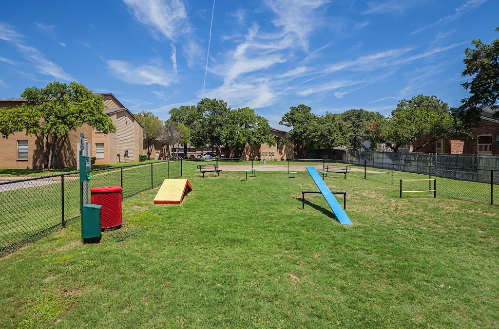 Oak Park by ARIUM Apartments | 1350 N Main St, Euless, TX 76039, USA | Phone: (817) 969-3285