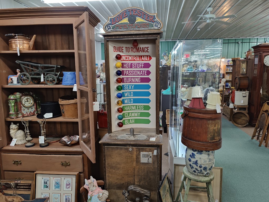 Lighthouse Antique Mall | 19130 W Frontage Rd, Raymond, IL 62560, USA | Phone: (217) 742-7576