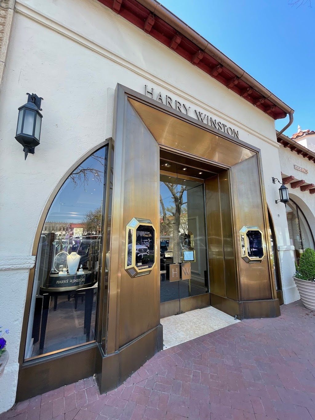 HARRY WINSTON | 19 Highland Park Village, Dallas, TX 75205, USA | Phone: (214) 647-5830