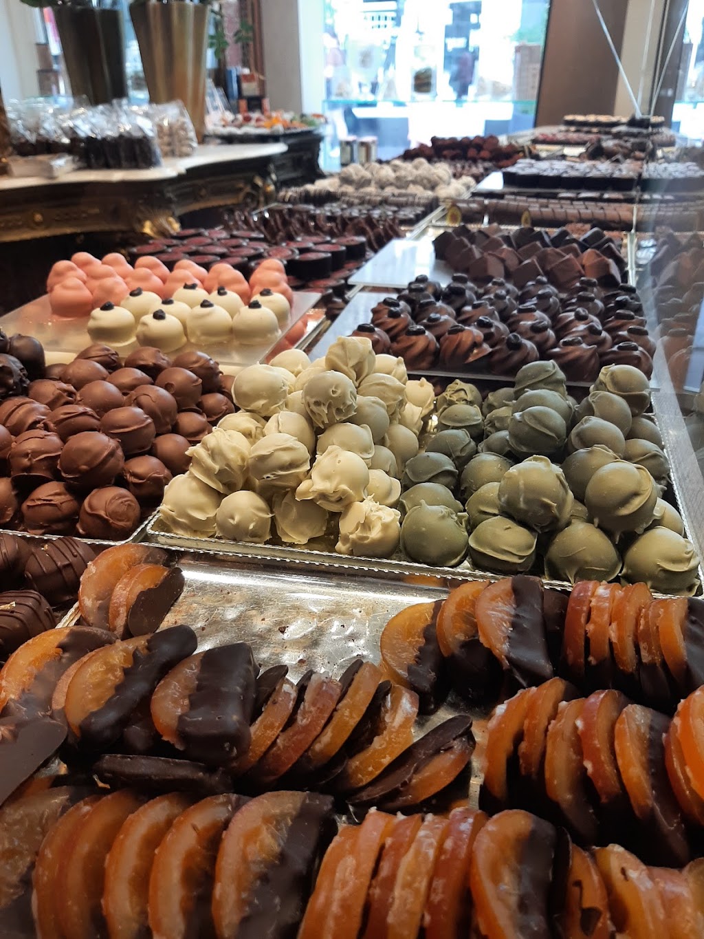 Chocolaterie Pompadour | Huidenstraat 12, 1016 ES Amsterdam, Netherlands | Phone: 020 623 9554