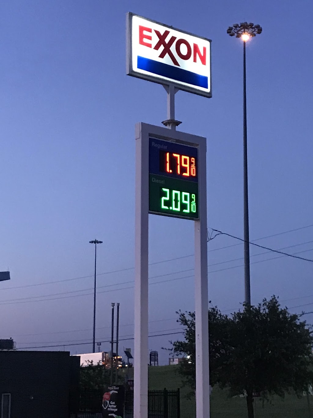 Exxon | 865 S Walton Walker Blvd, Dallas, TX 75211, USA | Phone: (214) 331-6420