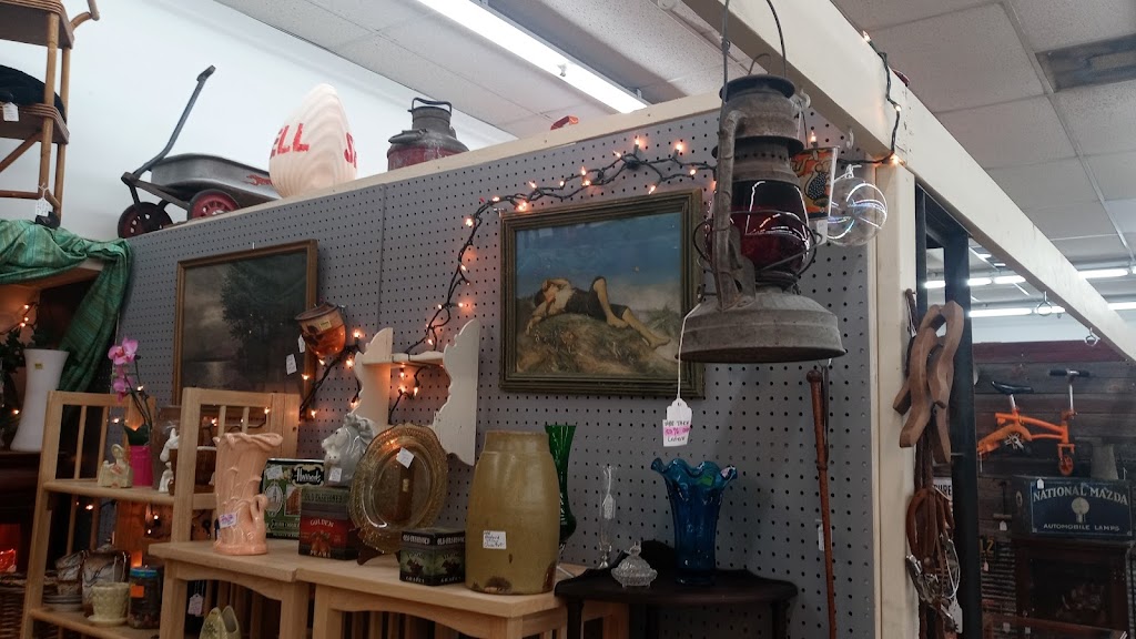 Plaza Antiques & Collectibles Mall | 2621 Dix Hwy, Lincoln Park, MI 48146, USA | Phone: (313) 386-7515