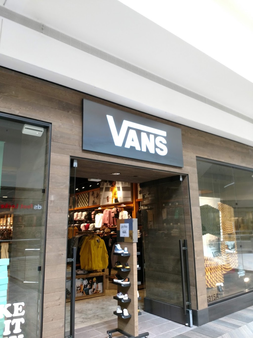 Vans | G315A, Woodfield Shopping Center, Schaumburg, IL 60173, USA | Phone: (847) 995-8642