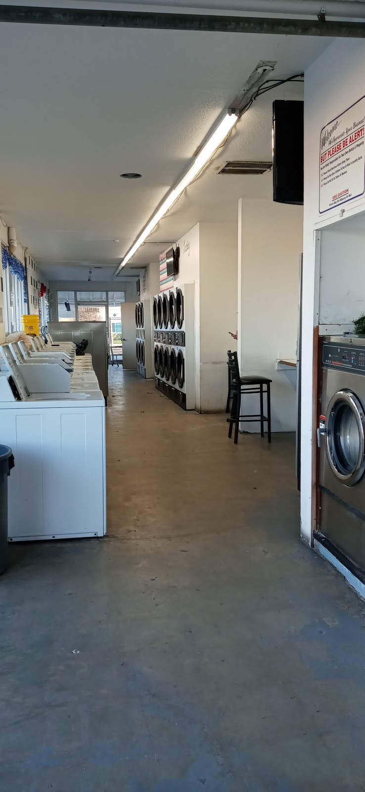 Sunset Laundry Wash & Dry | 915 Paradise Rd, Modesto, CA 95351, USA | Phone: (209) 260-2656
