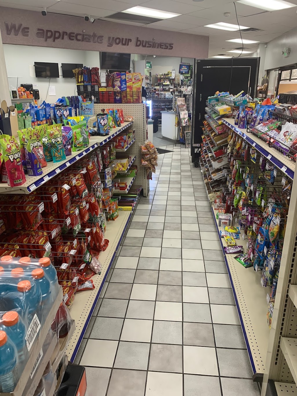 Woodburn Xpress Marathon Gas station | Wash and Go laundromat | 22022 Main St, Woodburn, IN 46797, USA | Phone: (260) 632-0279