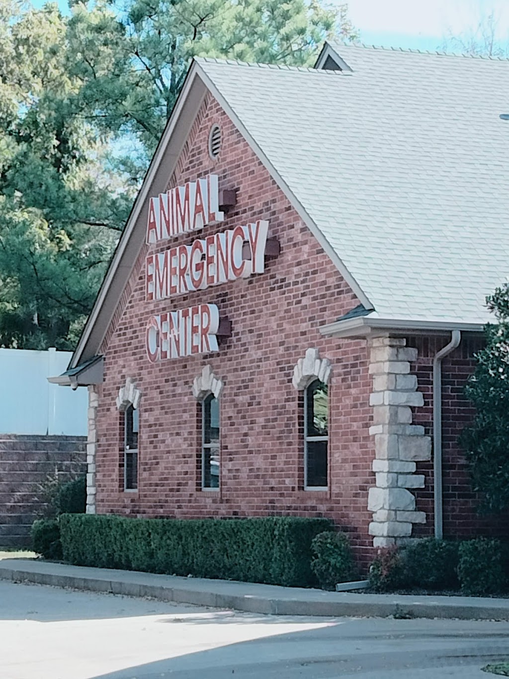 Veterinary Emergency Referral Center | 2121 McKown Dr, Norman, OK 73072, USA | Phone: (405) 360-7828