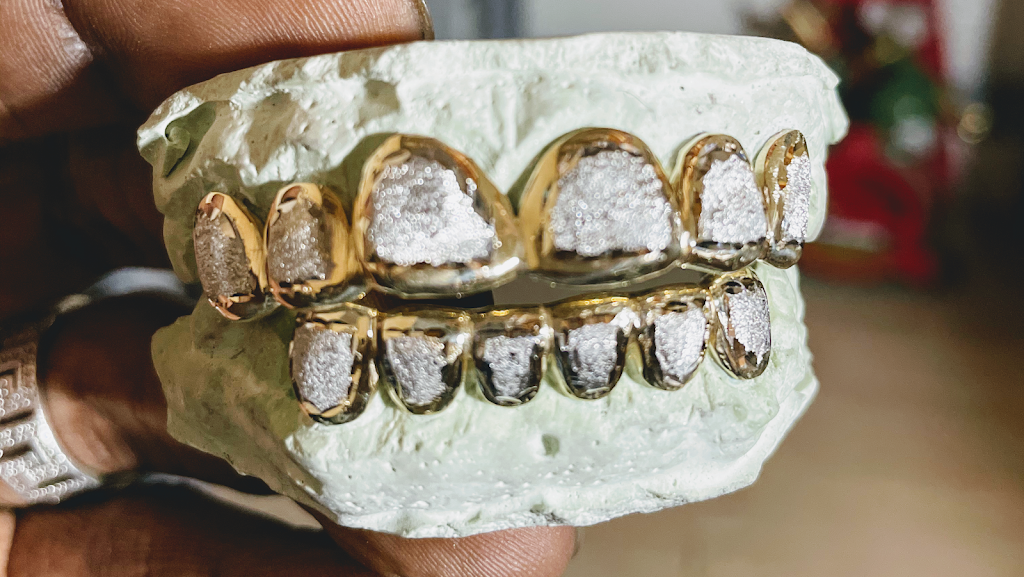 Mesa Gold Grillz LLC | 2105 S 48th St Suite 109, Tempe, AZ 85282, USA | Phone: (855) 290-4653