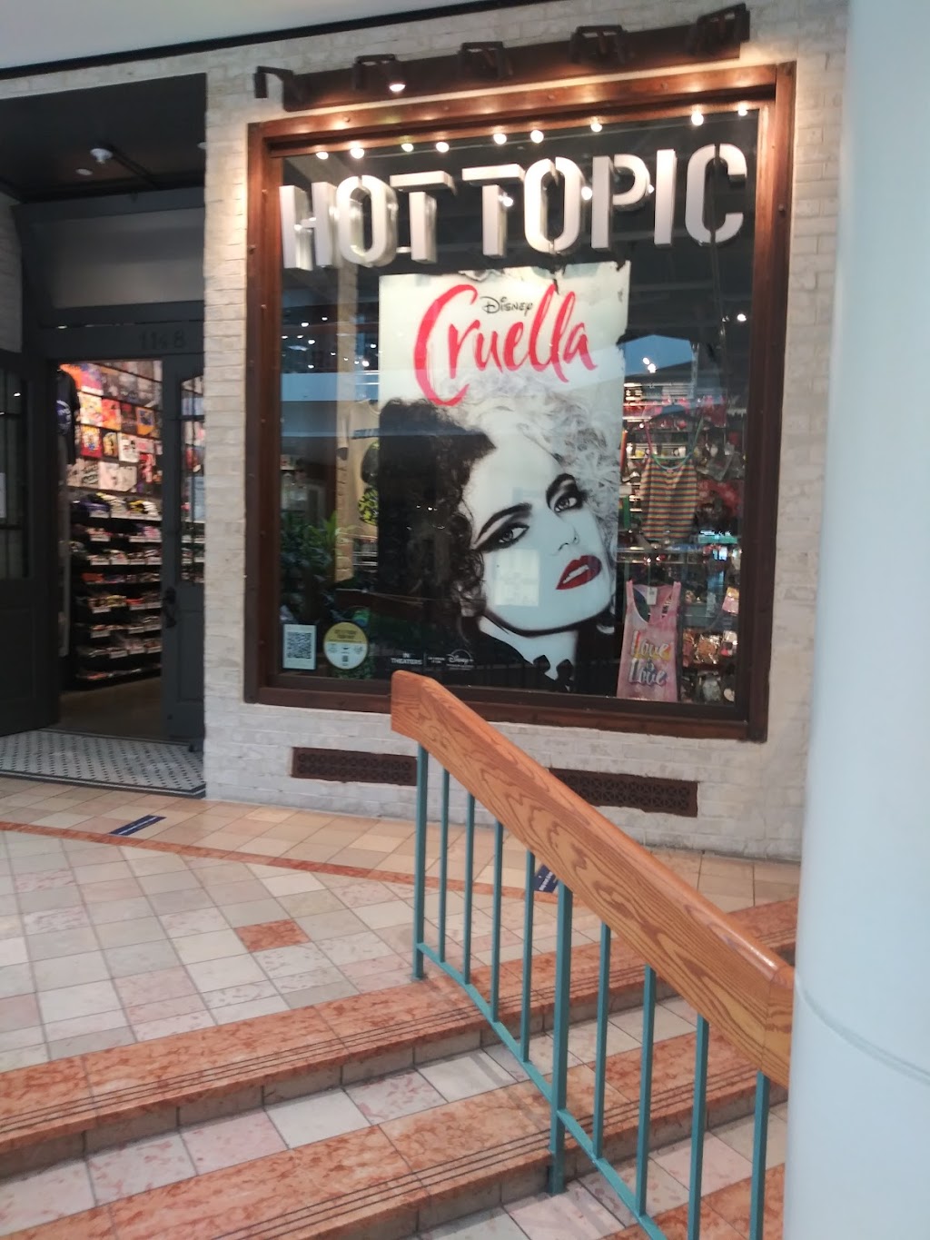 Hot Topic | 250 Woodbridge Center Dr, Woodbridge Township, NJ 07095, USA | Phone: (732) 750-1123