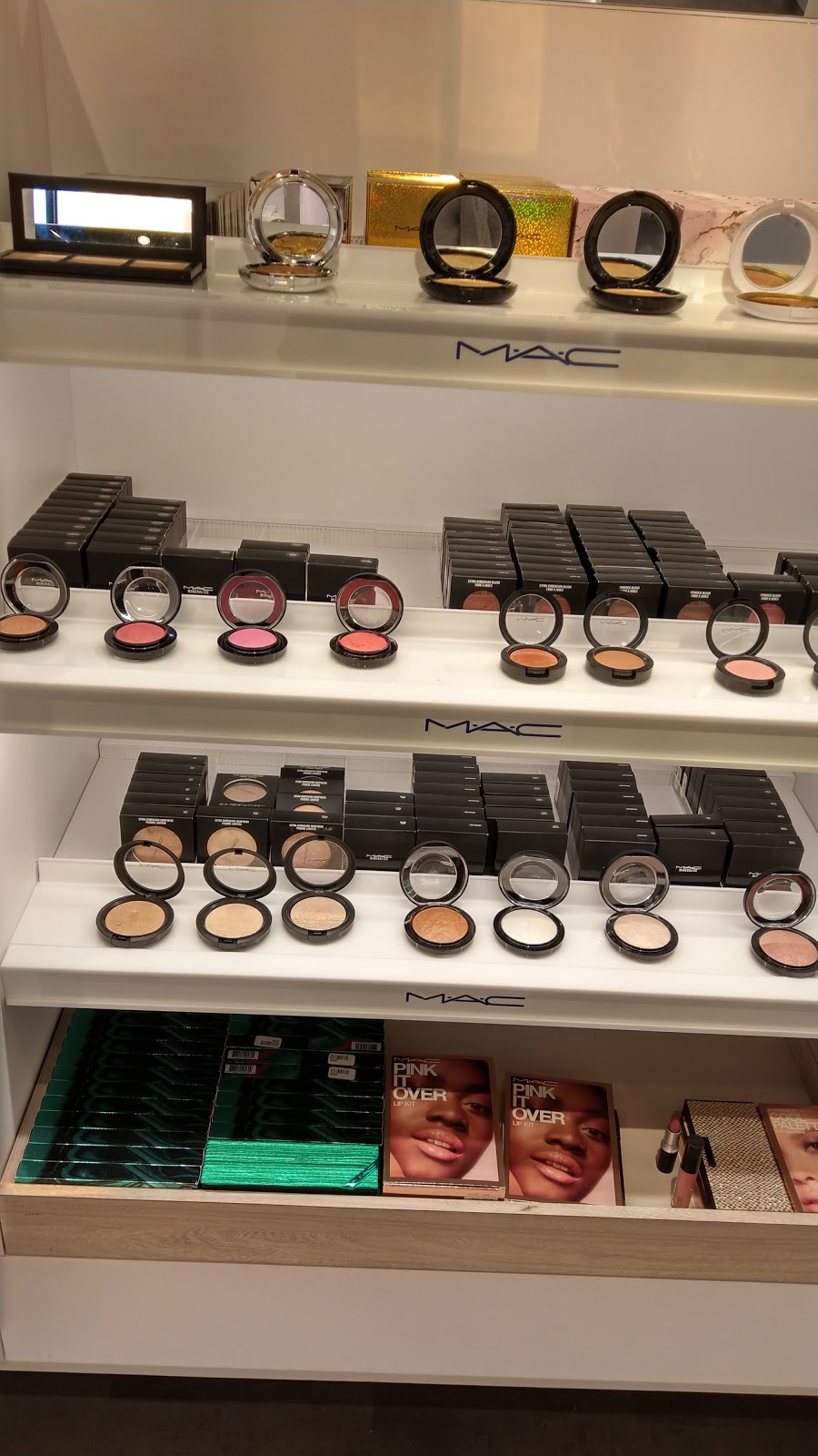 The Cosmetics Company Store | 5701 Outlets at Tejon Pkwy Space 170, Arvin, CA 93203, USA | Phone: (661) 858-1197