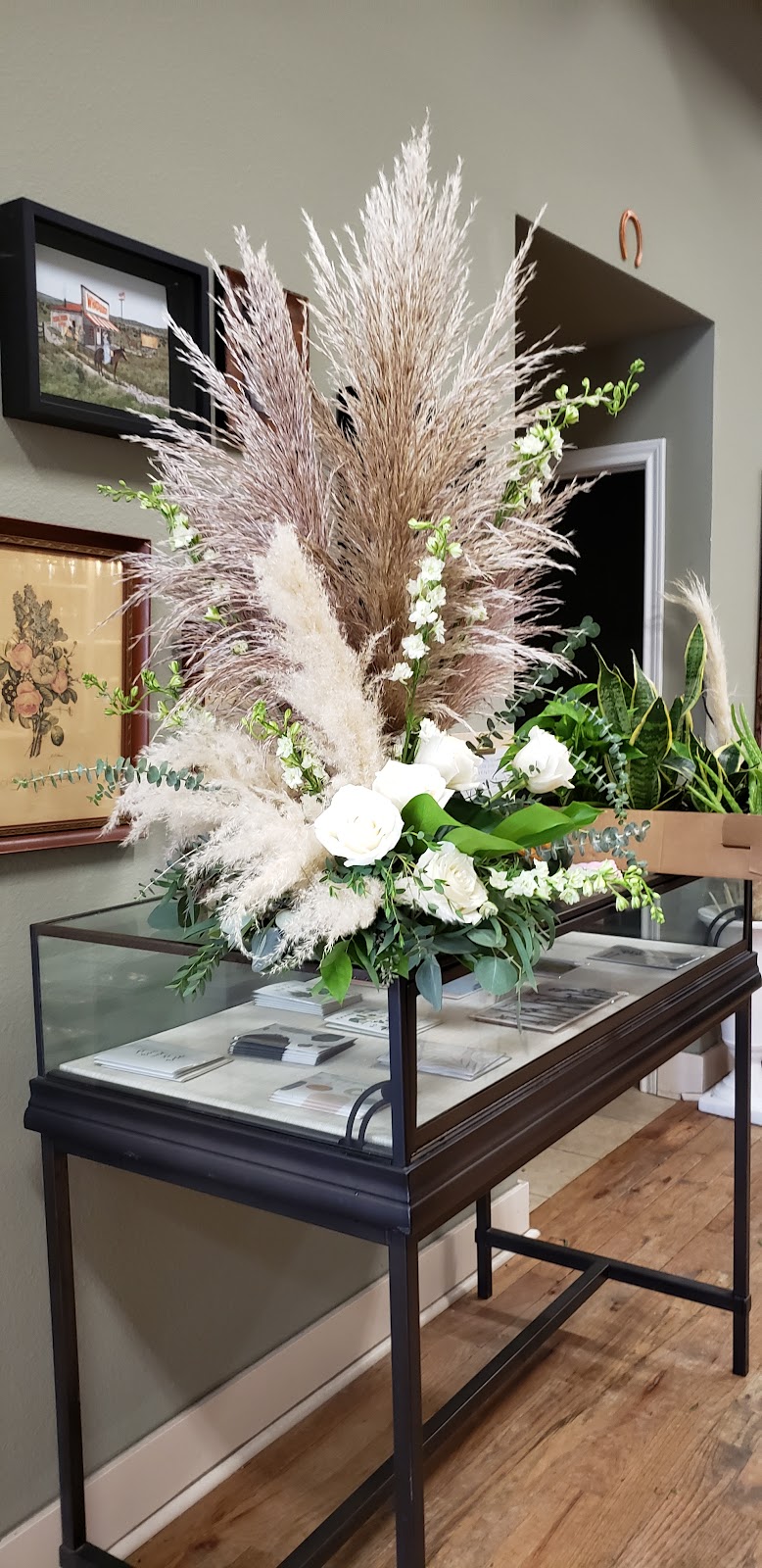 Breck & Co. Floral | 214 E Chambers St, Cleburne, TX 76031, USA | Phone: (817) 648-8383