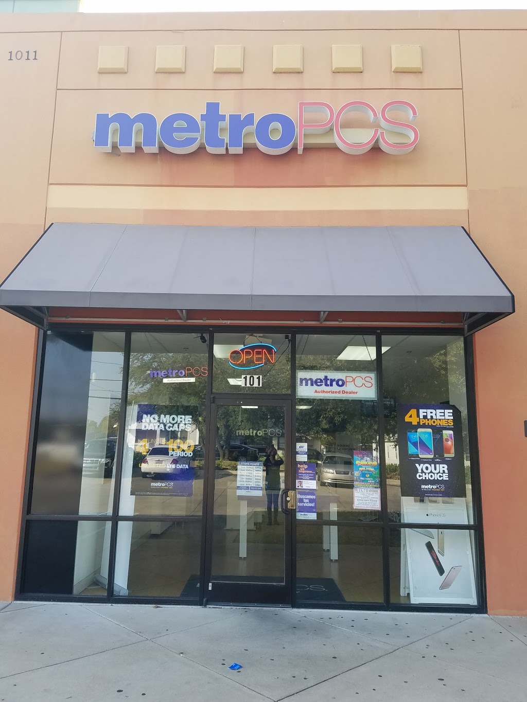 Metro by T-Mobile | 1011 S Cockrell Hill Rd Ste 101, Dallas, TX 75211, USA | Phone: (214) 339-5885