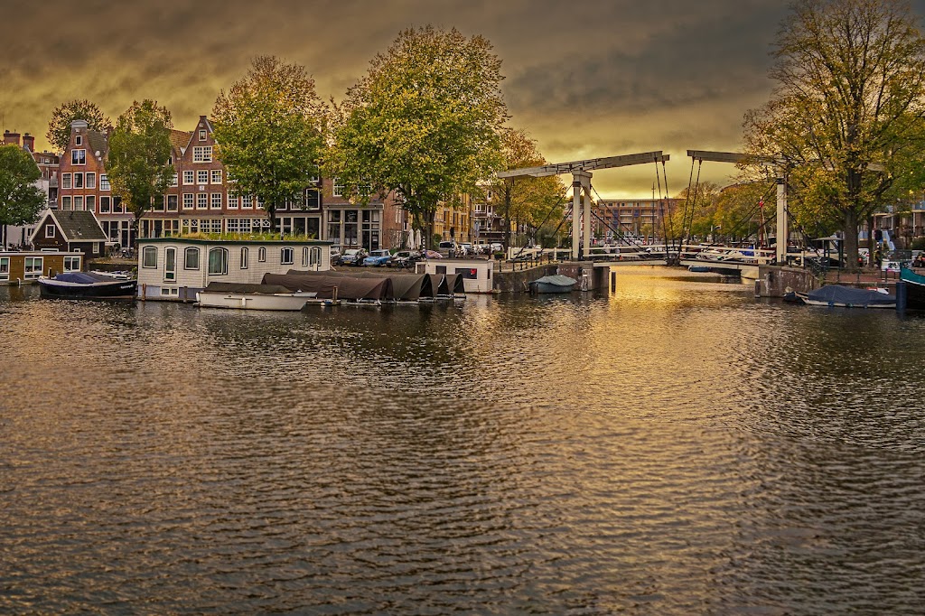 Eco Boats Amsterdam Centrum | Zandhoek 22, 1013 KT Amsterdam, Netherlands | Phone: 06 21617111