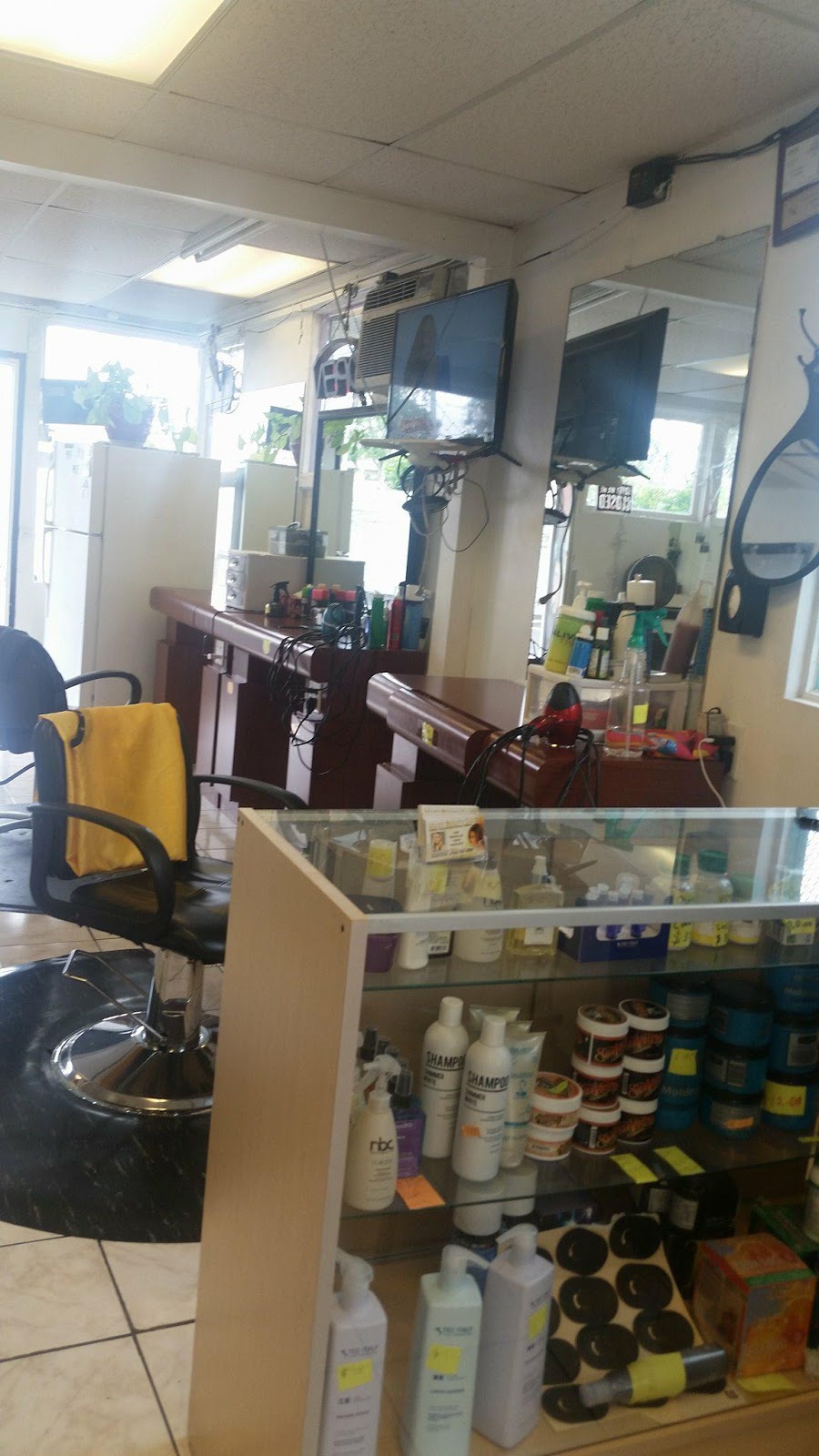 Mary barber and beauty salon | 1025 N Moraga St, Anaheim, CA 92801, USA | Phone: (714) 757-4991