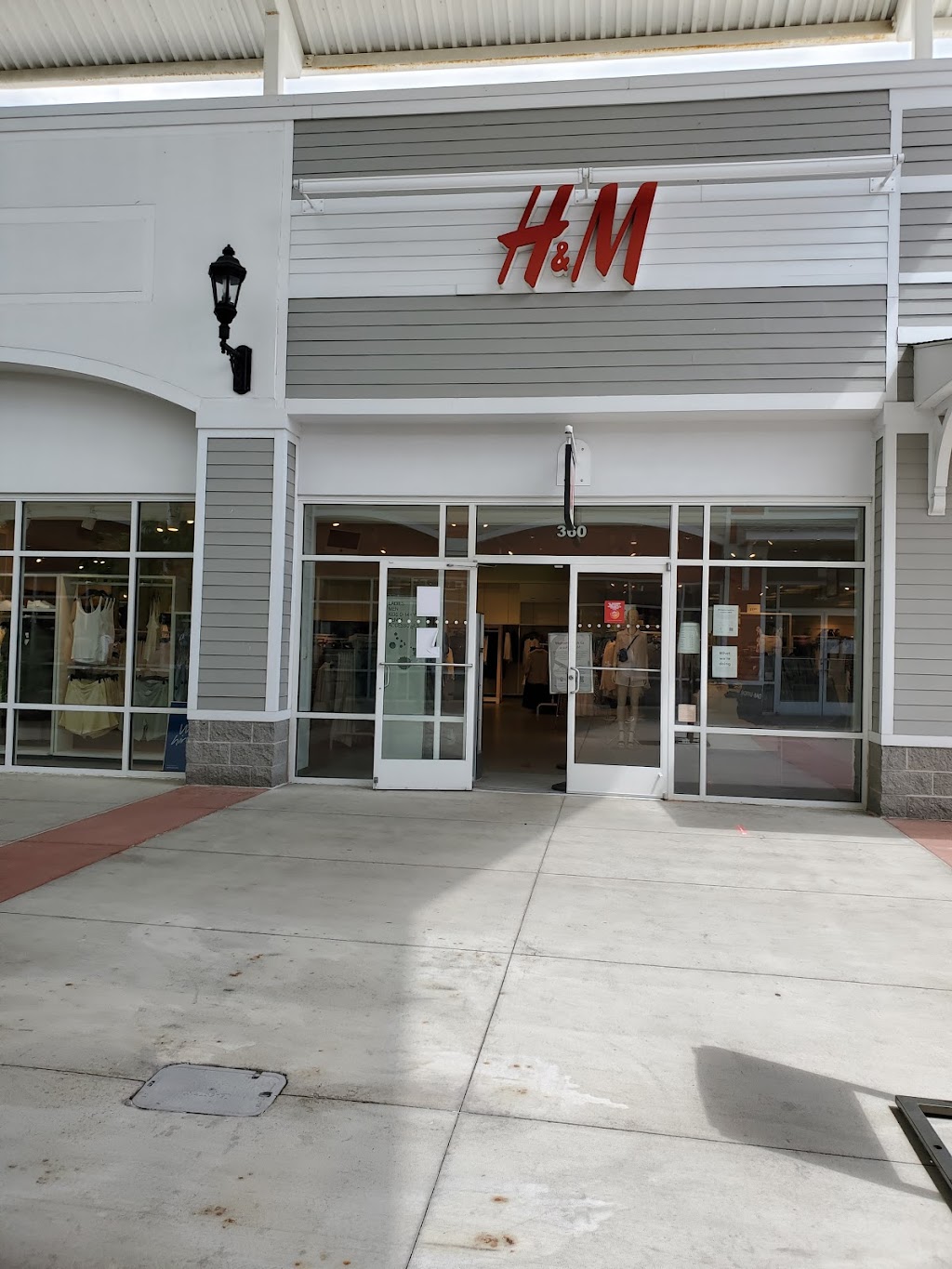 H&M | 2200 Tanger Blvd Suite 360, Washington, PA 15301, USA | Phone: (855) 466-7467