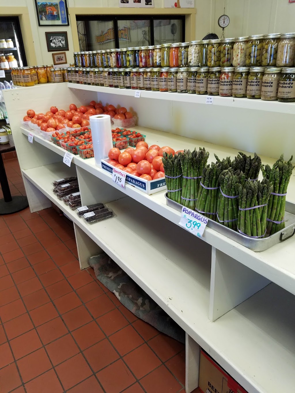 Machado Apple Barn Inc. | 100 Apple Ln, Auburn, CA 95603, USA | Phone: (530) 823-1393