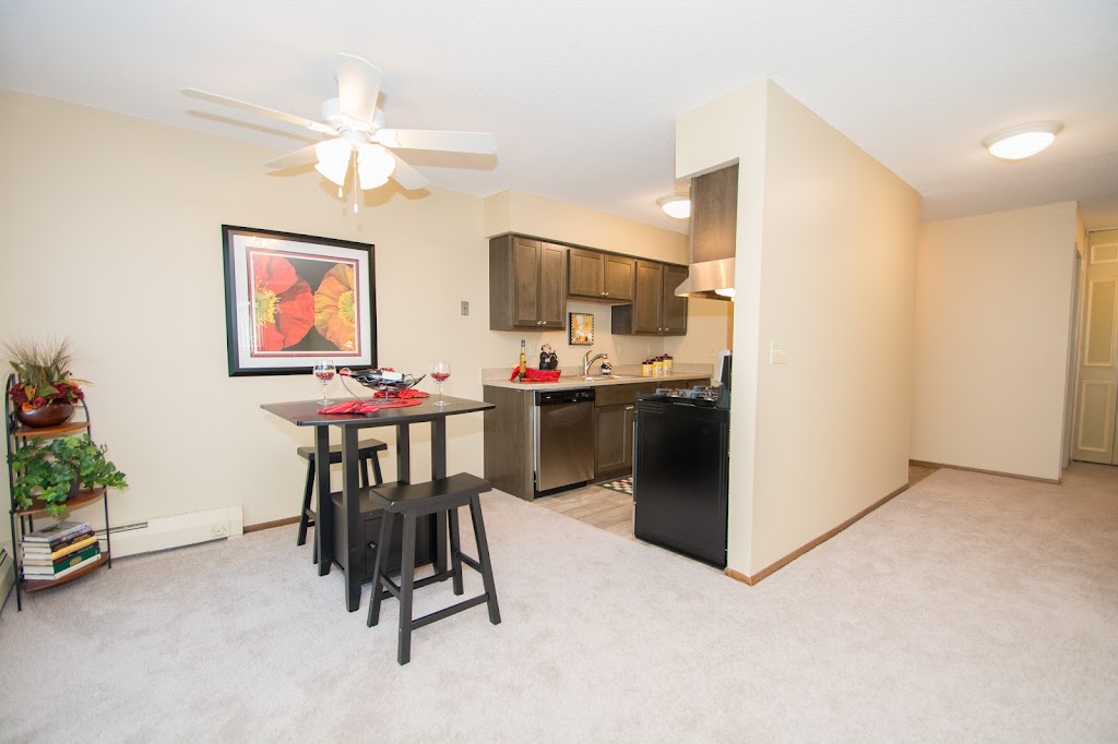 Wilshire Wood Apartments | 10925 Wayzata Blvd, Hopkins, MN 55305, USA | Phone: (952) 546-4944