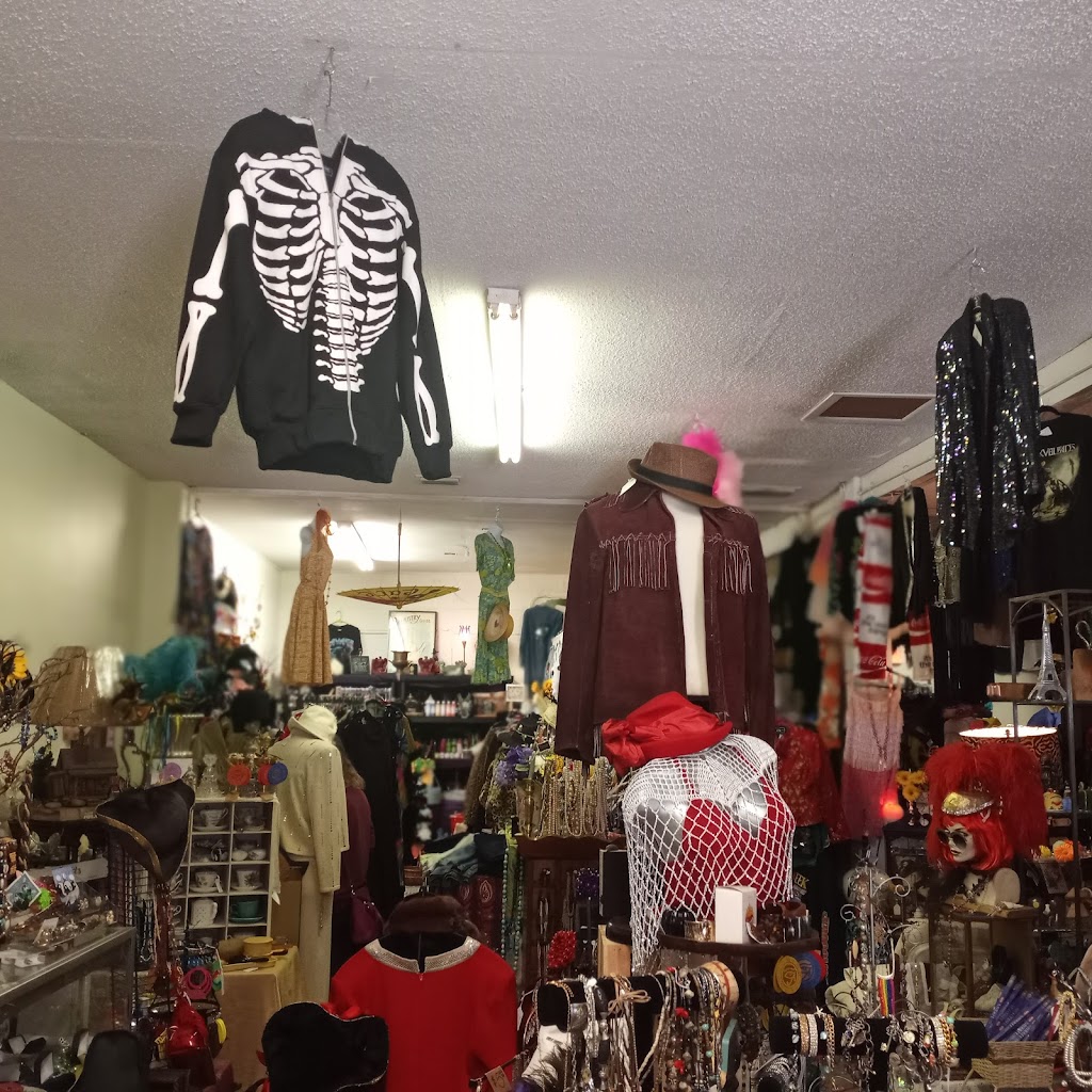 THREADS VINTAGE EMPORIUM | 1130 Riverside Dr, Holly Hill, FL 32117, USA | Phone: (386) 852-1145