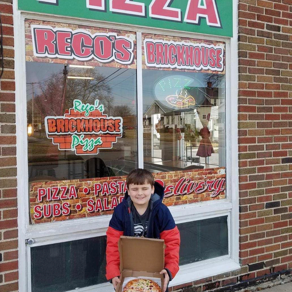 Regos Brickhouse Pizza | 326 New 4th St, Fairport Harbor, OH 44077, USA | Phone: (440) 853-8346