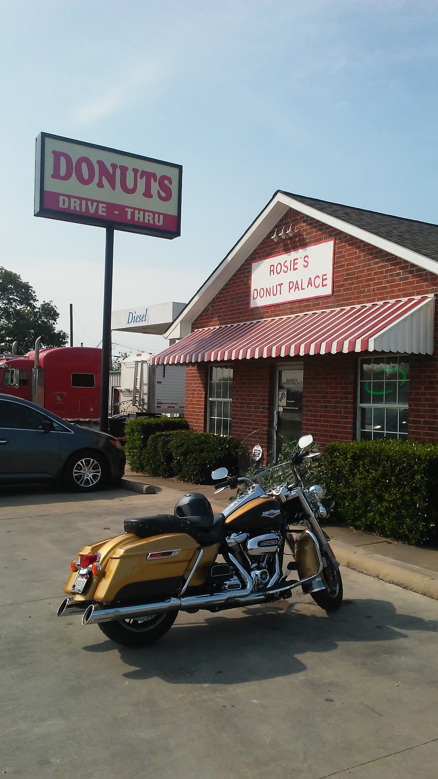 Rosies Donut Palace | 205 US-69, Leonard, TX 75452, USA | Phone: (903) 587-3601