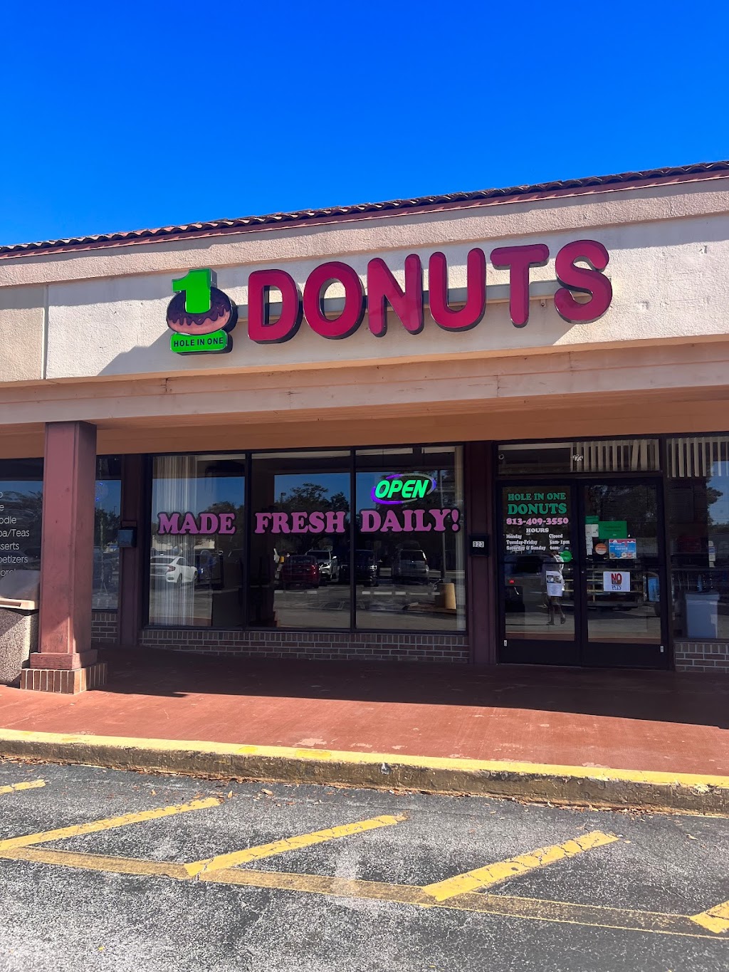 Hole In One Donuts | 923 Lithia Pinecrest Rd, Brandon, FL 33511, USA | Phone: (813) 409-3550