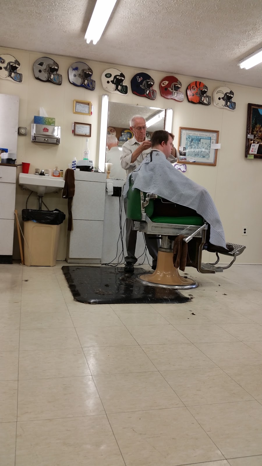 Slyes Barber Shop | 817 Montgomery St, Laurel, MD 20707, USA | Phone: (301) 490-2564