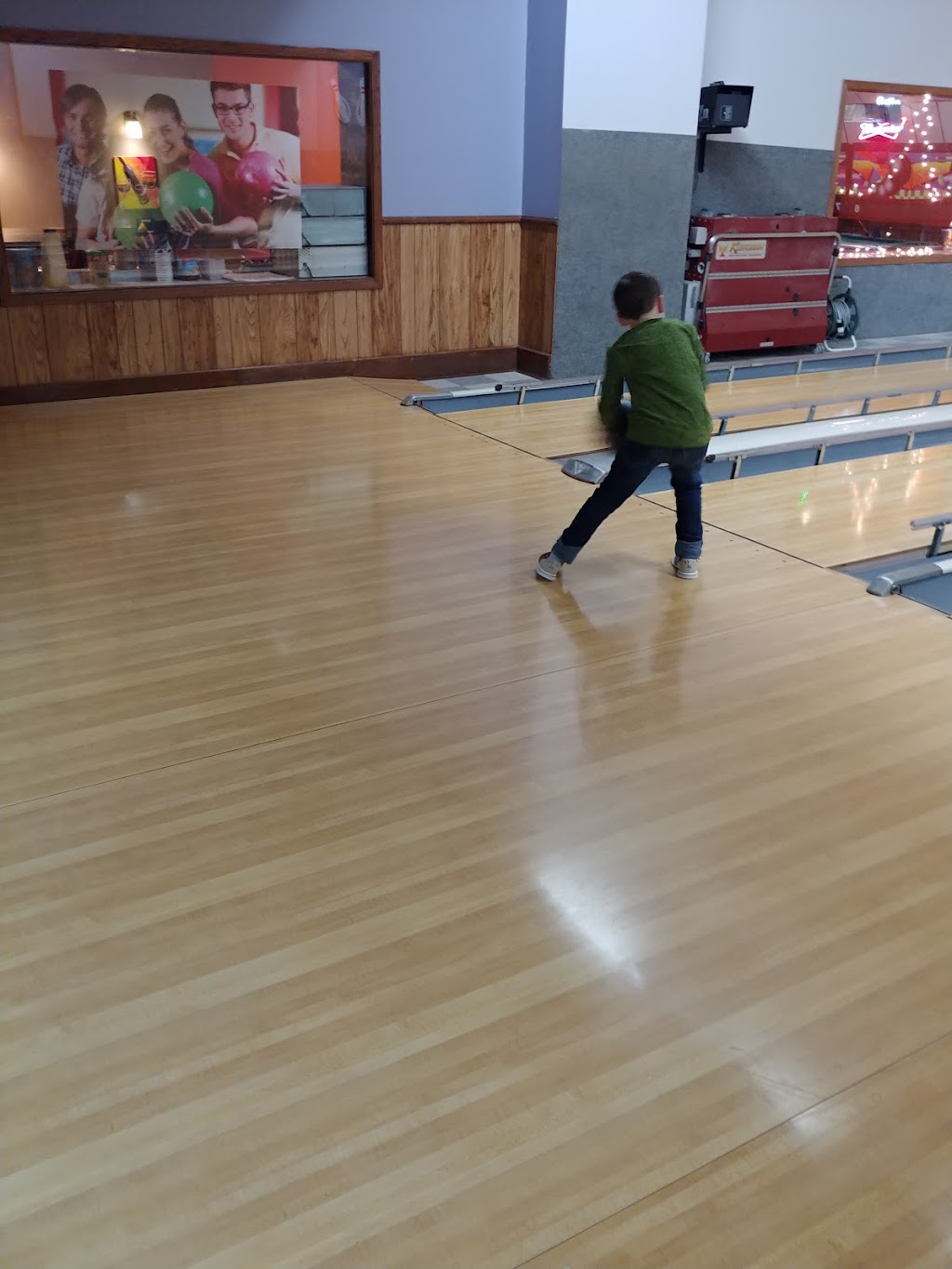 Pla Mor Lanes Recreational Center | 314 1st St S, Montgomery, MN 56069, USA | Phone: (507) 364-7762