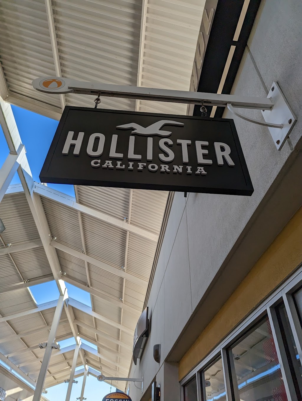 Hollister Co. | 1 Premium Outlet Blvd, Tinton Falls, NJ 07753 | Phone: (732) 481-4688