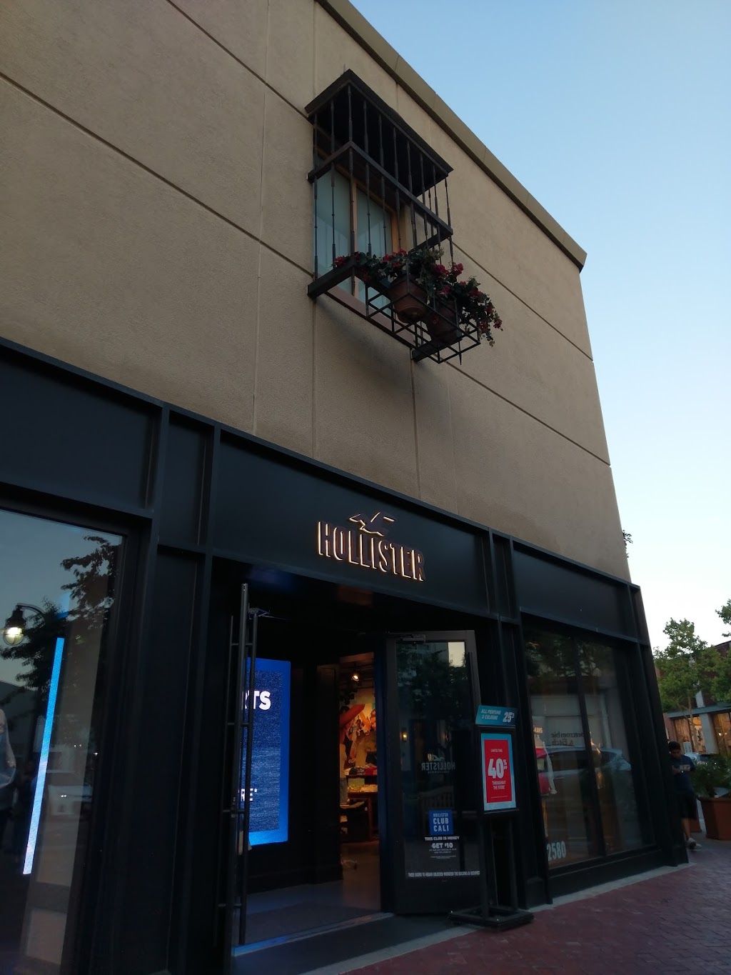 Hollister Co. | 12580 N Mainstreet, Rancho Cucamonga, CA 91739, USA | Phone: (909) 646-8830