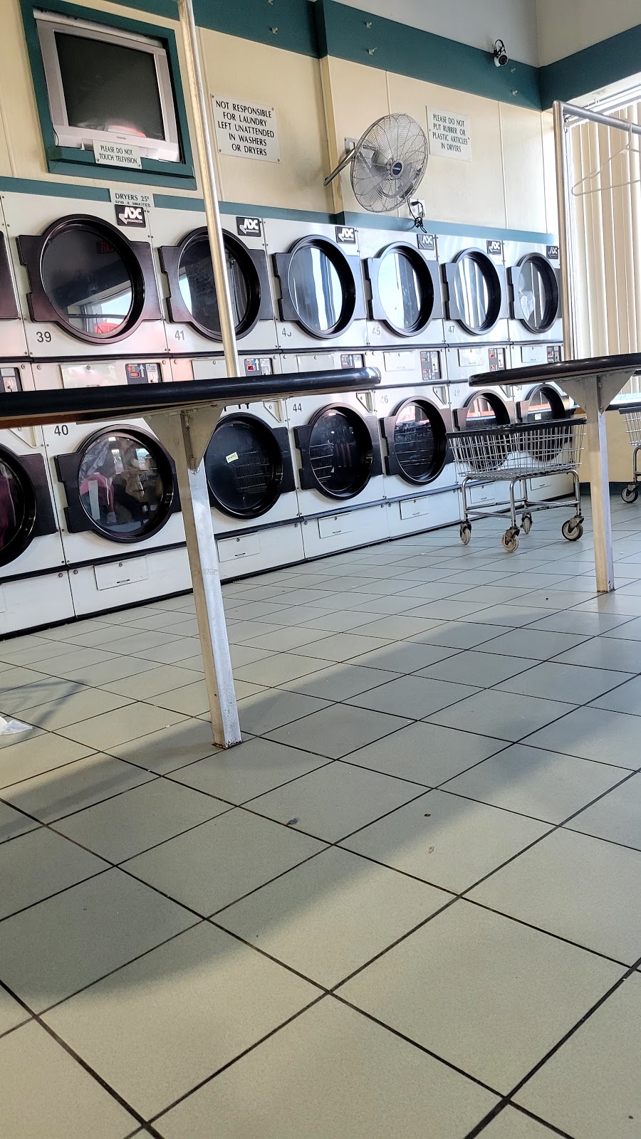 Amityville Laundromat | 720 Broadway, Amityville, NY 11701, USA | Phone: (631) 789-8740