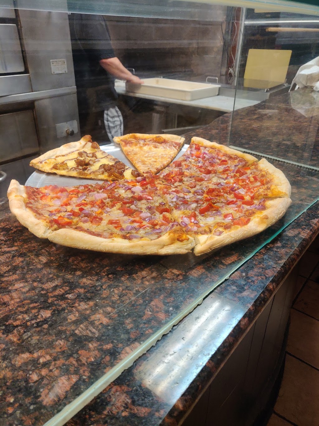 Giddys Pizzeria | 233 NJ-18, East Brunswick, NJ 08816, USA | Phone: (732) 659-6898