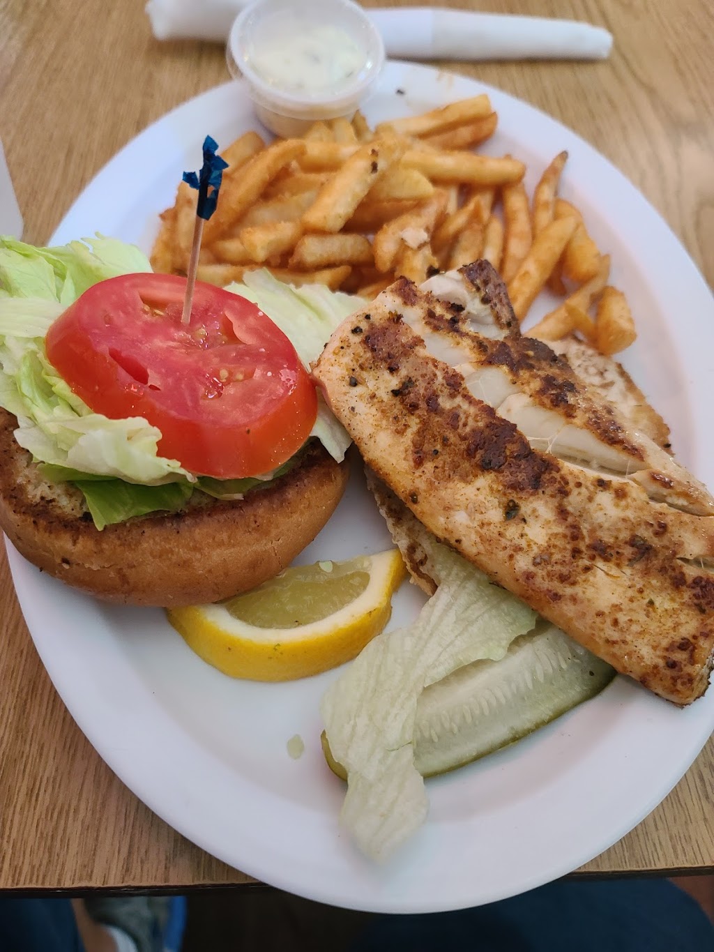 Friendly Tavern | 18121 Gulf Blvd, Redington Shores, FL 33708, USA | Phone: (727) 393-4470