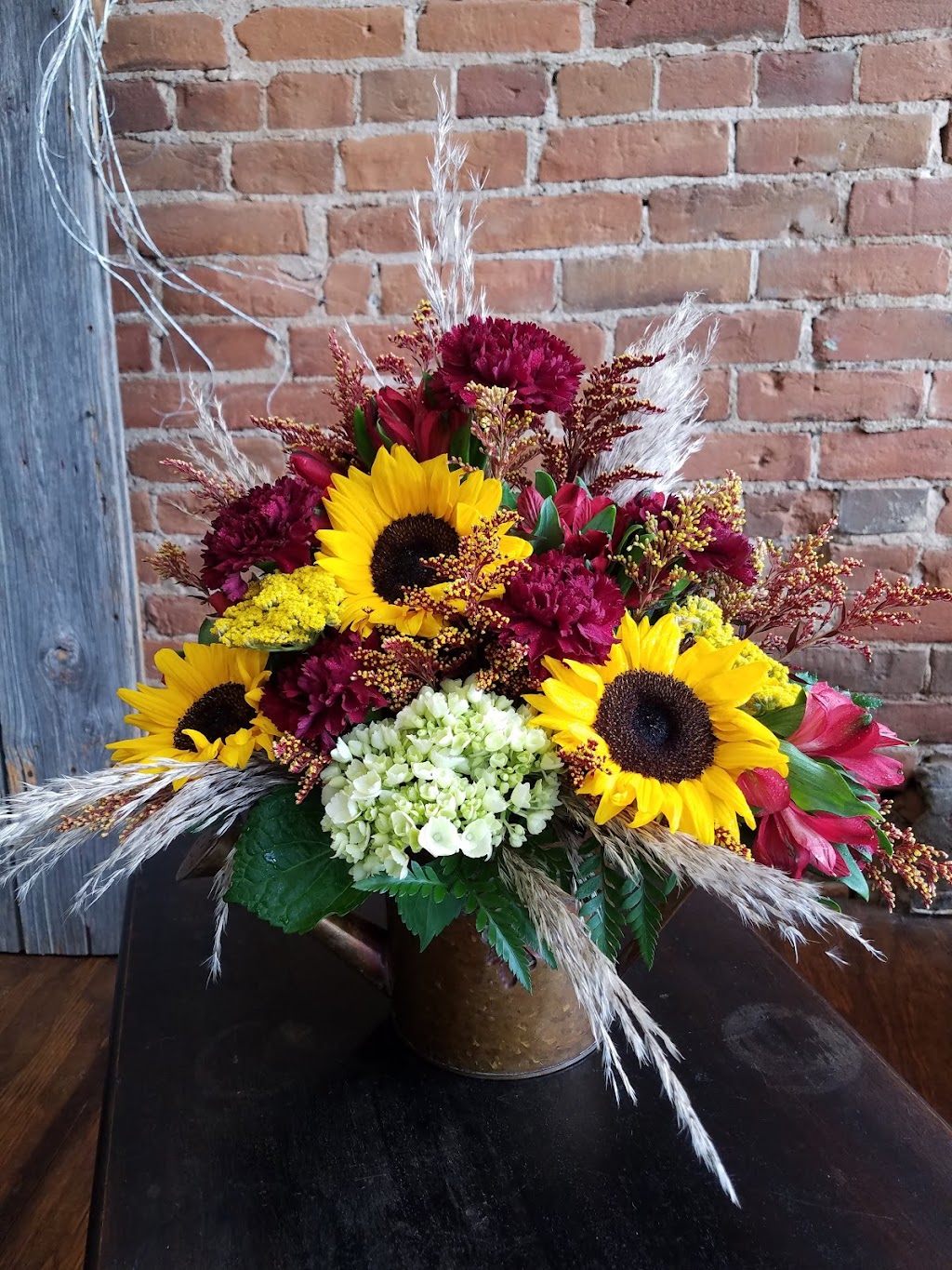 Pictures & Petals | 415 D St, Fairbury, NE 68352, USA | Phone: (402) 729-2049