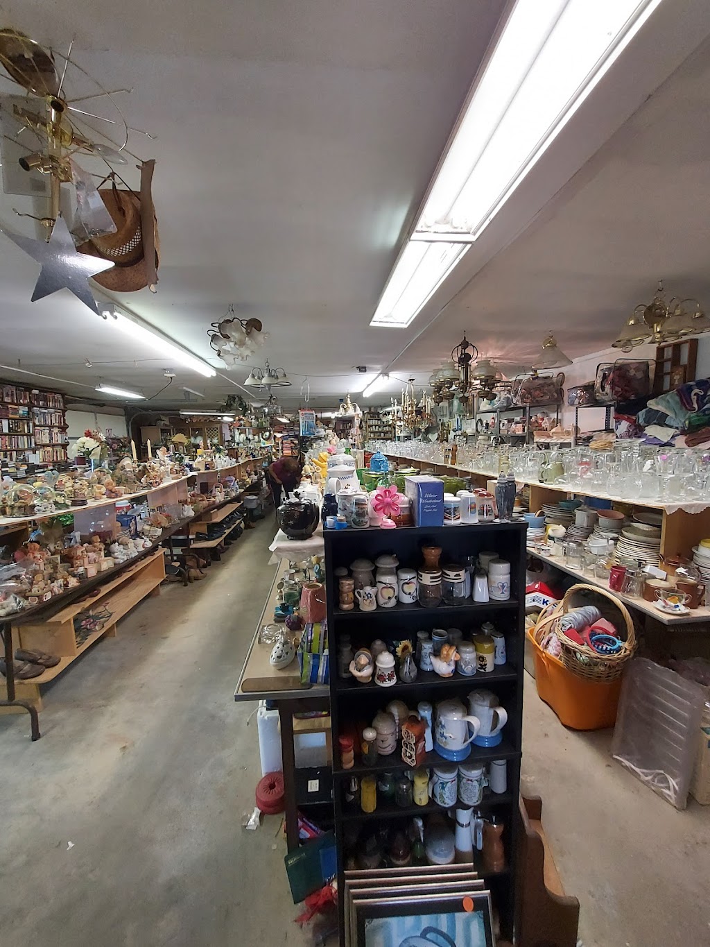 THE RED DOOR THRIFT STORE | 3669 IL-150, Chester, IL 62233, USA | Phone: (618) 826-2106