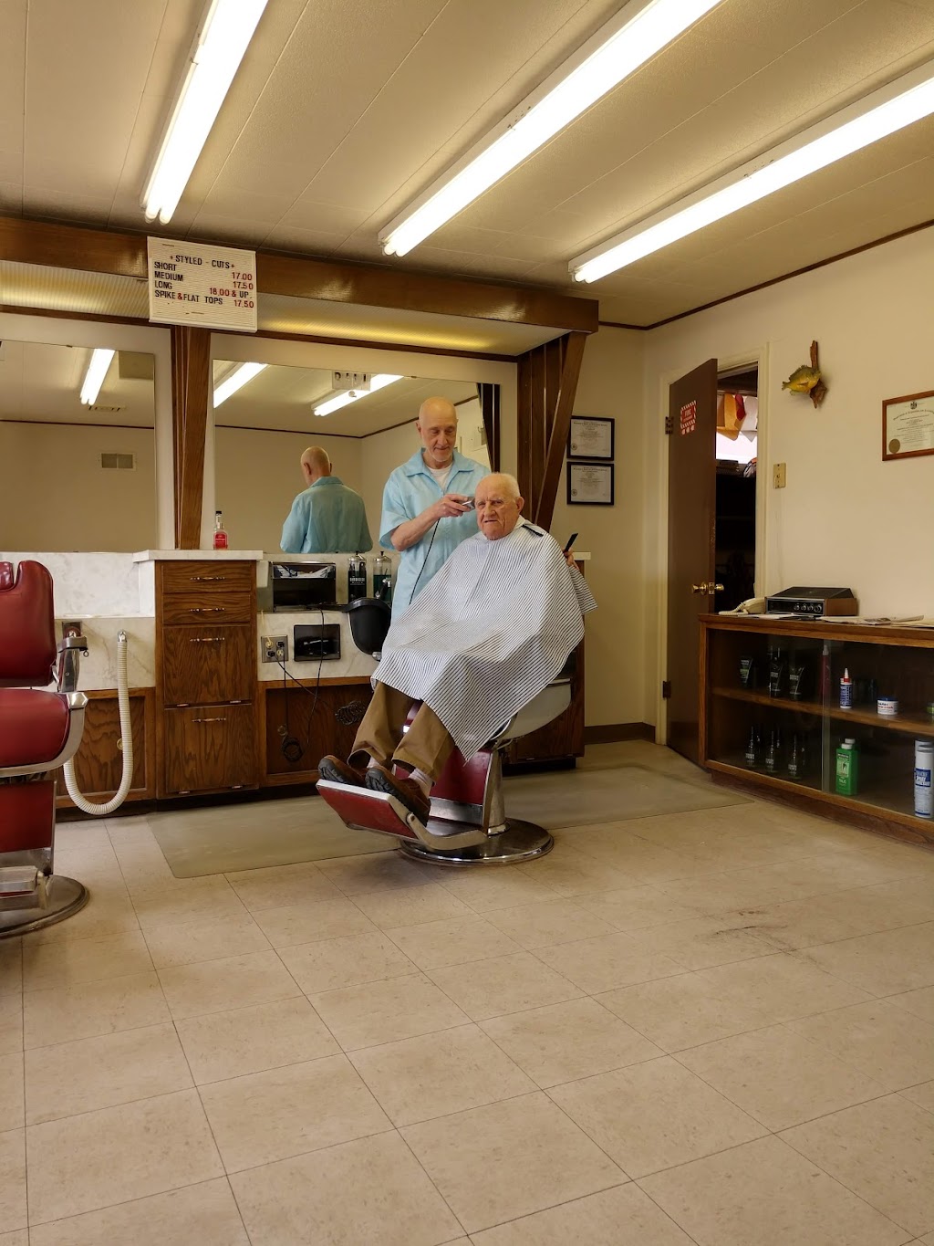 Bill & Gordys Barber Shop | 504 Park Ave, Prairie Du Sac, WI 53578, USA | Phone: (608) 643-6160