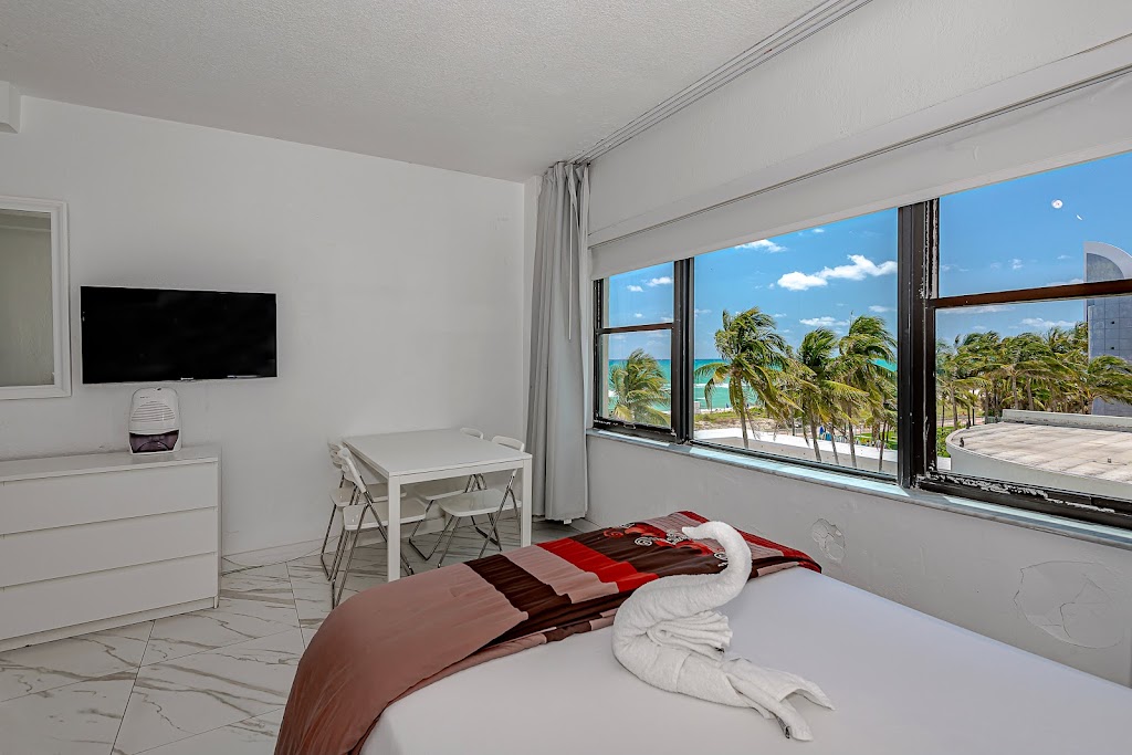 Studio in Front of the Beach | 6345 Collins Ave, Miami Beach, FL 33141, USA | Phone: 653 39 03 17