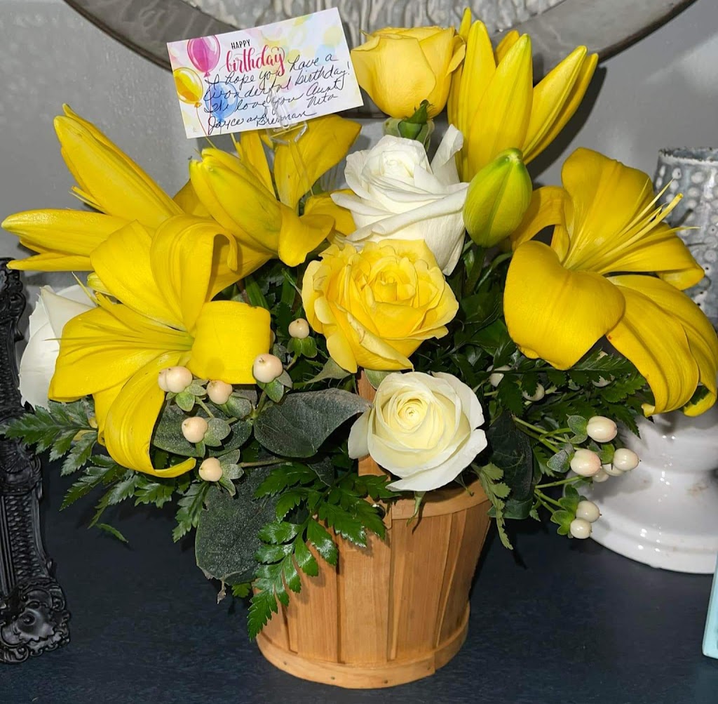 Flowers, Balloons, Etc | 35 W Main St, Mascoutah, IL 62258, USA | Phone: (618) 566-2244