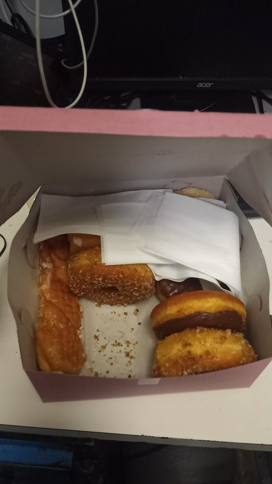 Golden Donut Place | 504 Foothill Blvd, La Cañada Flintridge, CA 91011, USA | Phone: (818) 952-4033