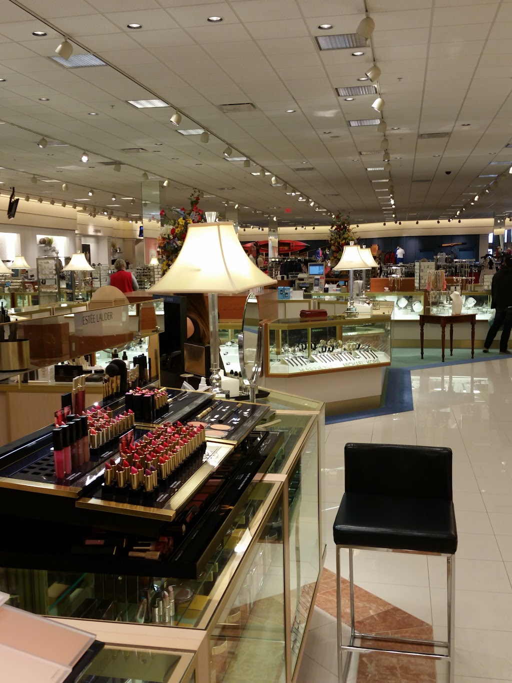 Von Maur | 2 Fountain Grass Dr, Lake St Louis, MO 63367, USA | Phone: (636) 561-7040