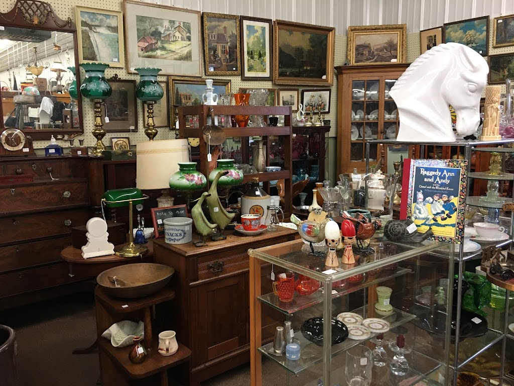 Clarence Hollow Antique Mall & Bonadio Country Store | 11111 Main St, Clarence, NY 14031, USA | Phone: (716) 759-8538